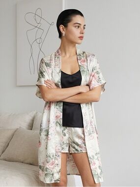 EUC Pinx Women’s Pink Floral Kimono Robe - Size Small